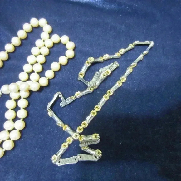 3 ASSORTED NECKLACES VARIOUS STYLES/COLORS/MATERIAL GOOD CONDITION - Picture 2 of 4